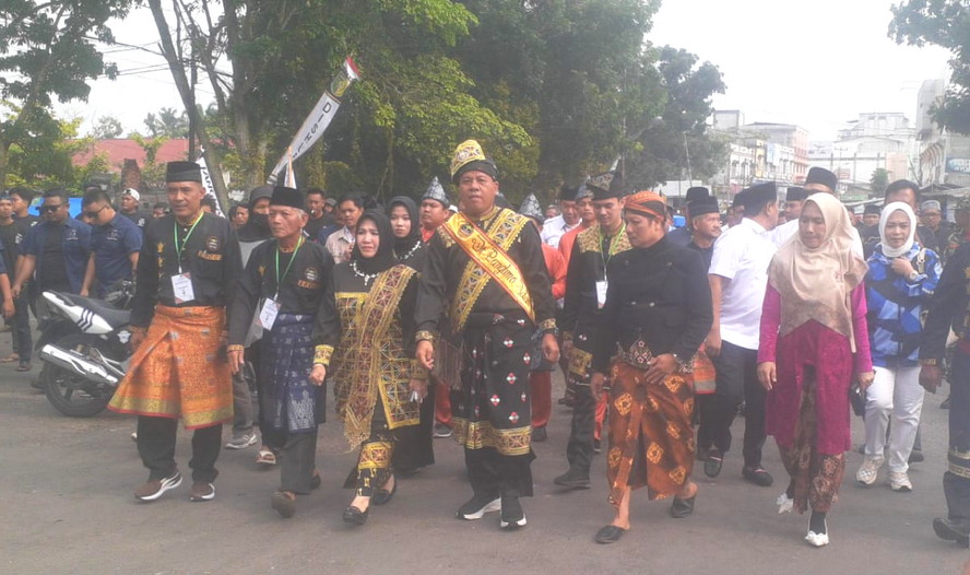 Diantar Ribuan Pendukung Suhardiman Amby-Mukhlisin Mendaftar ke KPU Kuansing