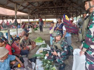 Bentuk Dukungan Terhadap Petani, Satgas Yonif 323 Borong Hasil Mama Papua