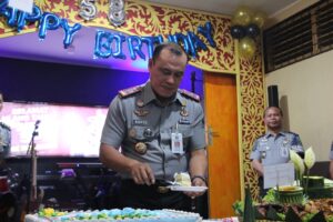 Barakallah Fii Umrik, Keluarga Besar Lapas II A Pekanbaru Rayakan Ultah Kalapas Ke-58