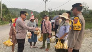 Sosok Darmawan, Kapolres Kampar Borong Dagangan Penjual Kacang