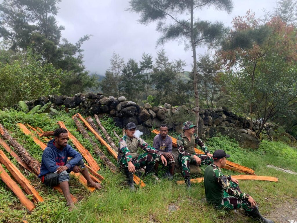 Bersama Masyarakat, Satgas Pamtas RI-PNG Yonif 641/Bru Melaksanakan Karya Bhakti