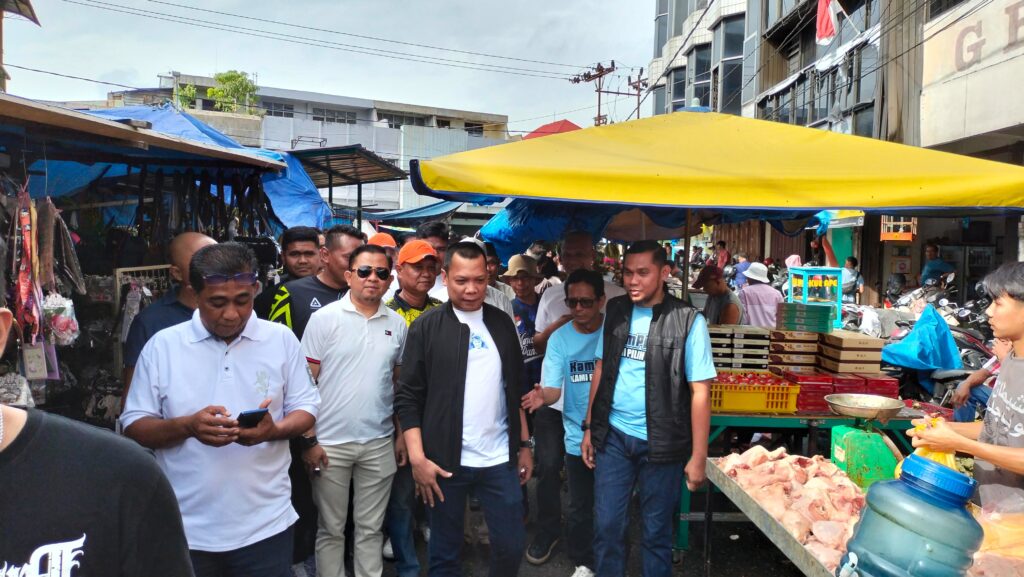 Didampingi Team,Calon walikota Pekanbaru menyapa para pedagang di pasar Sago Senapelan.