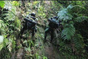 Tingkatkan Kemampuan Tempur Prajurit, Yonif 132/Bima Sakti Laksanakan Latihan Taktis Tingkat Tim Blok Medan Khusus