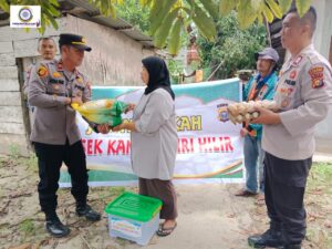 Jum’at Curhat, Kapolsek Kampar Kiri Hilir Bagi-bagi Sembako Bagi Warga Kurang Mampu
