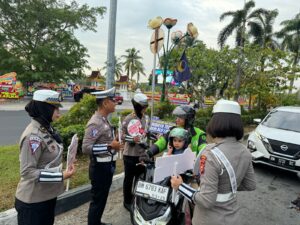 TINGKATKAN KESADARAN PENGENDARA DI MASA PILKADA RIAU 2024 TIM COOLING SYSTEM SAMPAIKAN HIMBAUAN DI TRAFFIC LIGHT