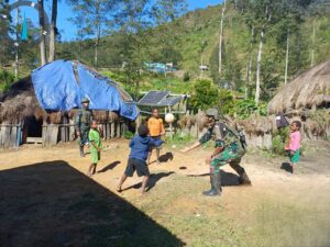 Satgas Yonif 323 Laksanakan Komsos ke Pedalaman Papua Untuk Dengar Keluhan Masyarakat