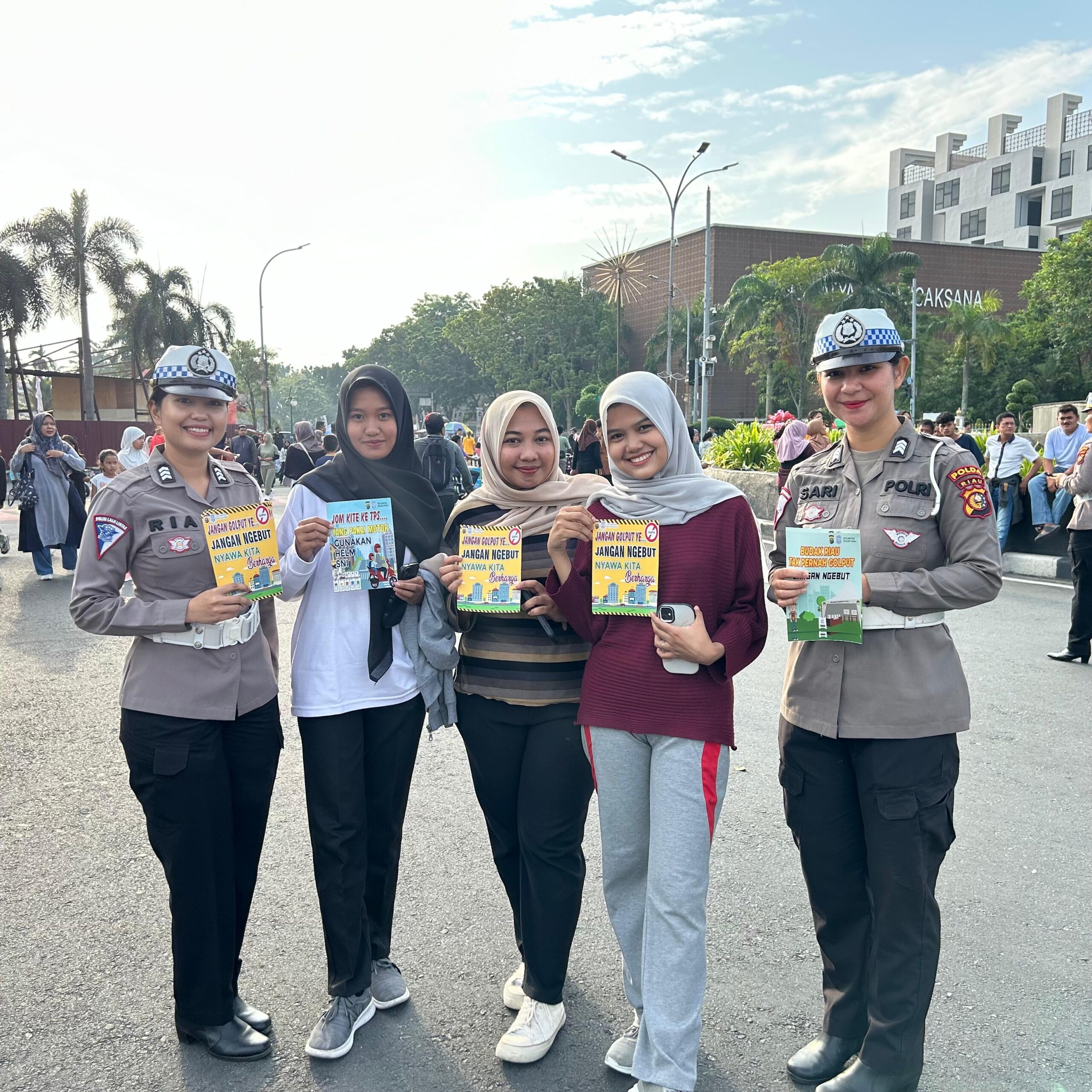 TINGKATKAN KESADARAN MASYARAKAT SAAT BERKENDARA TIM COOLING SYSTEM DITLANTAS POLDA RIAU EDUKASI PENGUNJUNG CAR FREE DAY