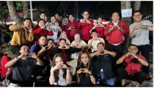 Didampingi team dan relawan, pasangan IDAMAN menyapa para pedagang di pusat kuliner Soeman HS kota Pekanbaru
