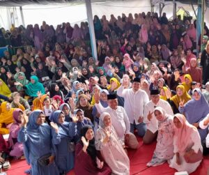 Ibu-Ibu Rela Turuni Bukit Demi Bertemu Asri Ludin Tambunan dan Bobby Nasution di Maulid Akbar
