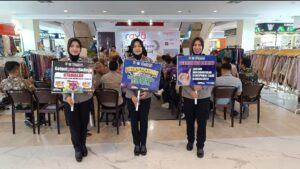 TIM COOLING SYSTEM DITLANTAS POLDA RIAU EDUKASI PENGUNJUNG STC PEKANBARU SUKSESKAN PILKADA RIAU 2024