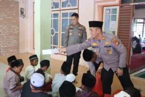 Jalin silaturahmi bersama masyarakat Polres Pelalawan gelar Jumat Berkah dengan membagikan Ratusan paket nasi kotak kepada jamaah masjid Nurul amal.