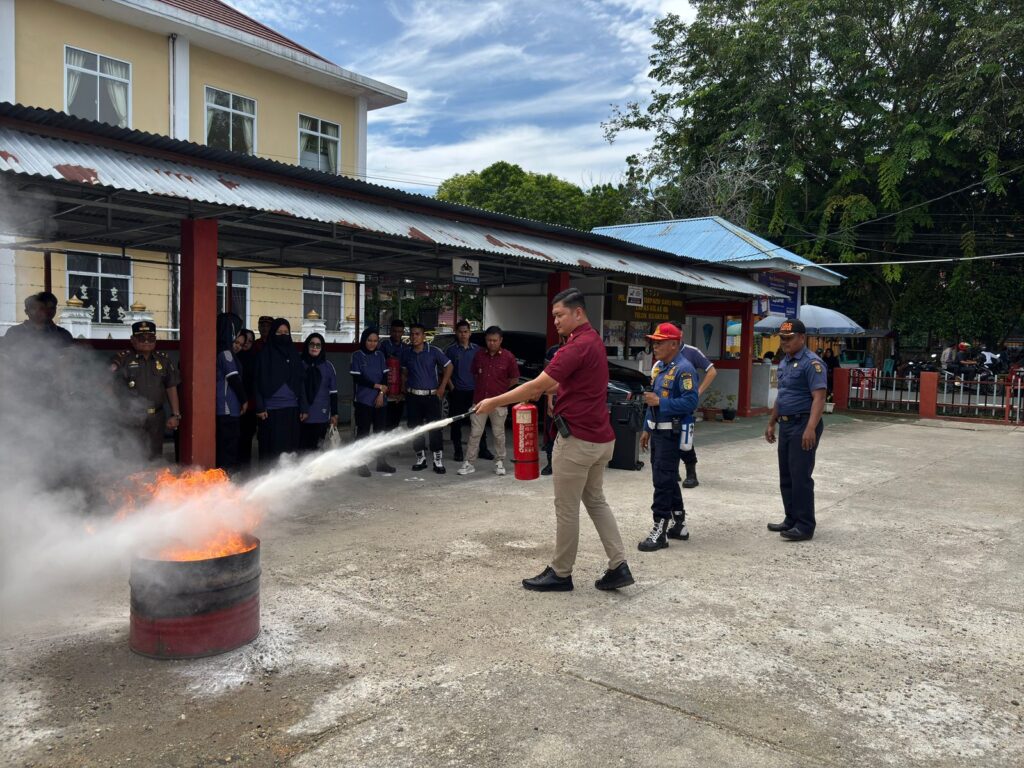 PELATIHAN DAN EDUKASI PENANGGULANGAN KEBAKARAN BERSAMA DAMKAR KUANTAN SINGINGI