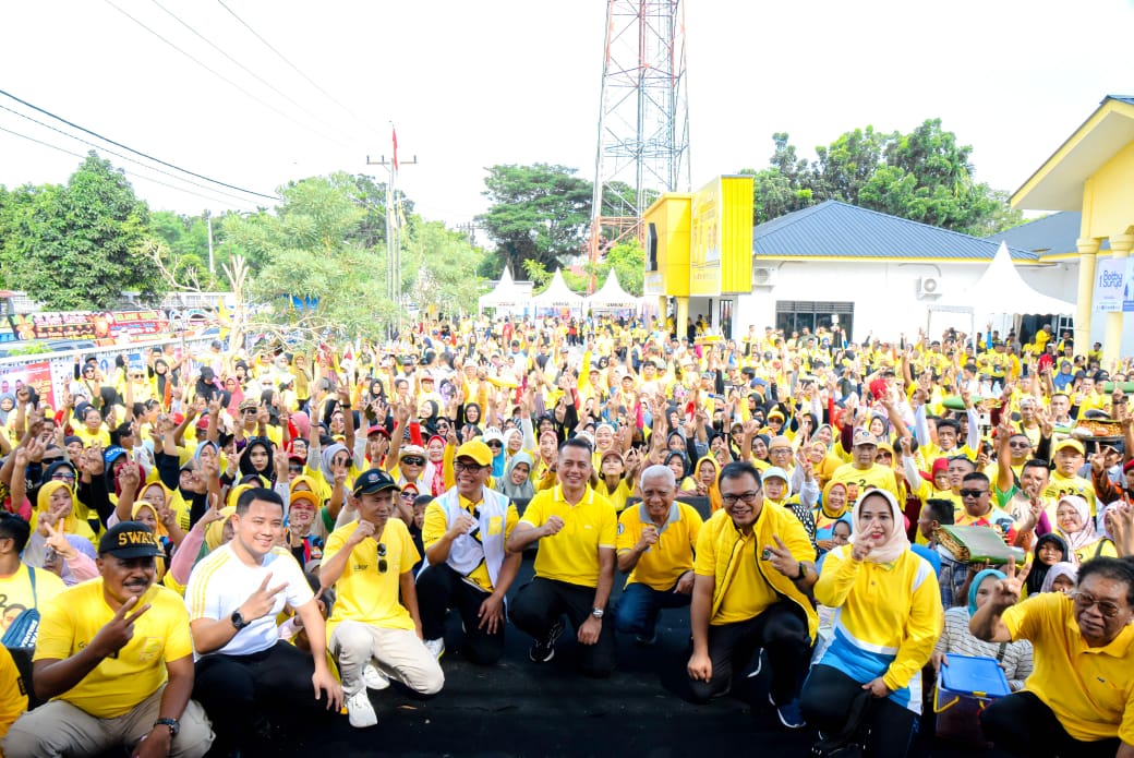 Sah!!, H. Musa Rajekshah Serahkan KTA Golkar Untuk dr. Asri Ludin Tambunan