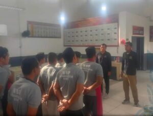 Pastikan Kebersihan Makanan, Kasubsi Perawatan Beri Arahan ke Tamping Pekerja Dapur