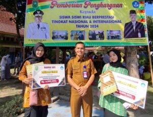 Pj GUBRI Beri Penghargaan Siswa SMKN 1 Tambusai Berprestasi