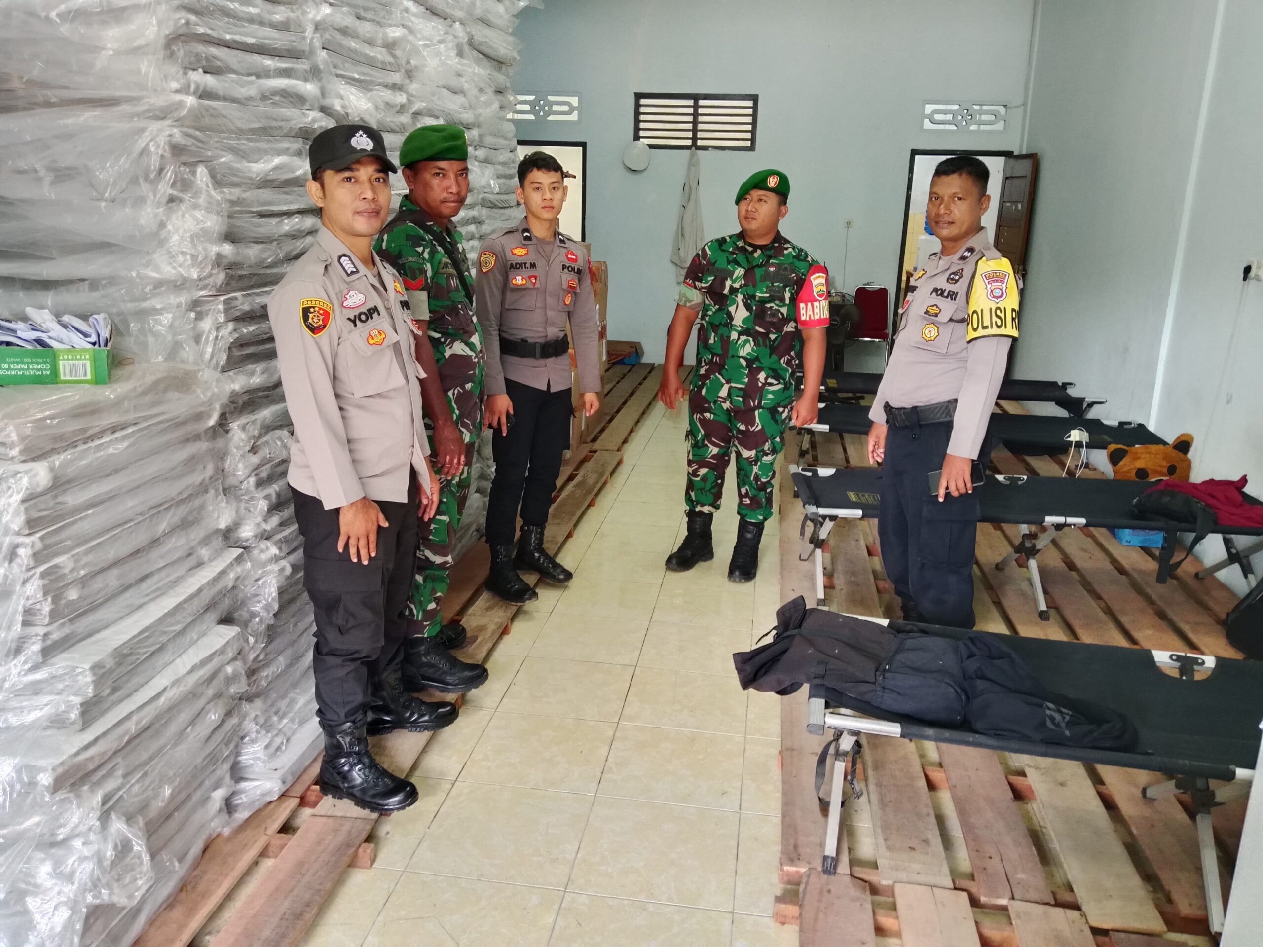 Polres Kuansing dan TNI Bersinergi Amankan Gudang Logistik KPU Dalam Rangka Operasi Mantap Praja Lancang Kuning 2024