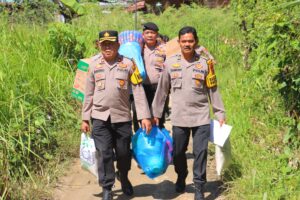 Polres Madina Peduli Korban Kebakaran Rumah di Desa Darussalam