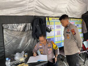 Pengecekan Personil Pengamanan di Kantor KPU Kabupaten Kuansing Dalam Rangka Operasi Mantap Praja Lancang Kuning 2024