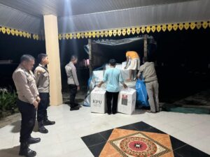 Polsek Hulu Kuantan Kawal Pergeseran Logistik Pilkada 2024 dari PPK Hulu Kuantan ke KPU Kuansing
