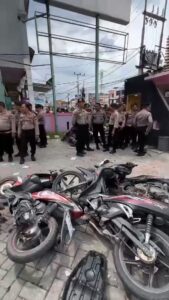 Bentrokan Terjadi di Car Wash Jalan Nangka, Beberapa Kendaraan HancurPihak kepolisian langsung mengamankan lokasi.
