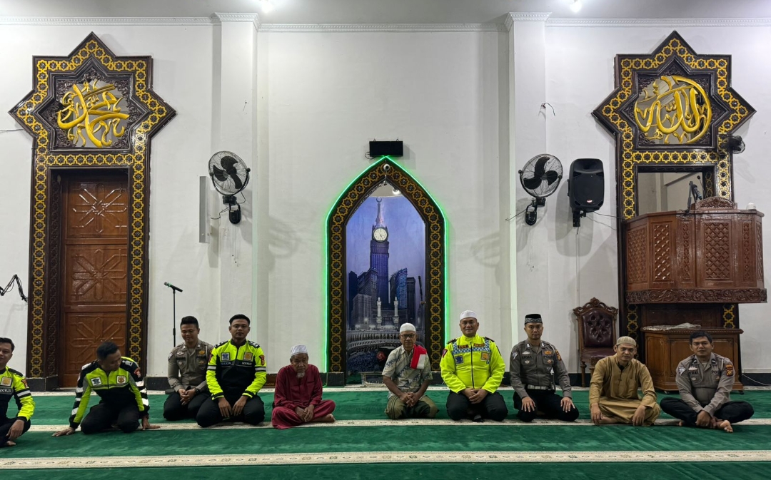 Sat Lantas Polres Kuansing Sholat Subuh Berjamaah Dalam Rangka Cooling System Pilkada Damai 2024