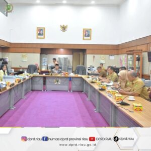 Komisi II DPRD Provinsi Riau mengadakan rapat kerja dengan Dinas Perkebunan dan Dinas Lingkungan Hidup dan Kehutanan (DLHK) Provinsi Riau,