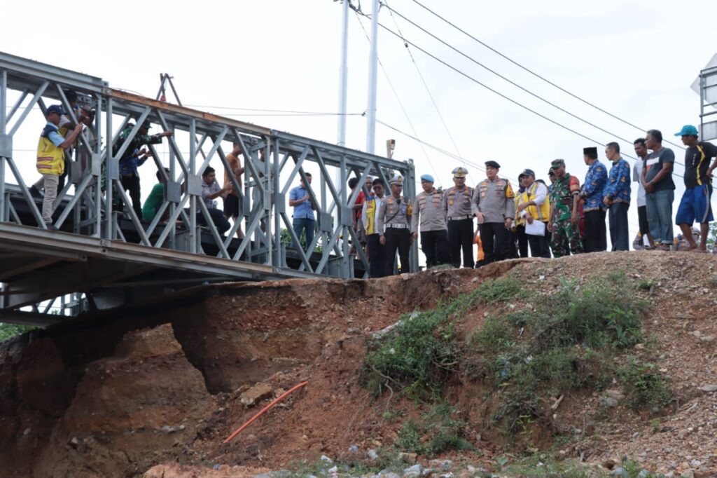 Tunjukkan Kepedulian, Kapolda Riau Tinjau Langsung Jalan Lonsor di Tanjung Alai