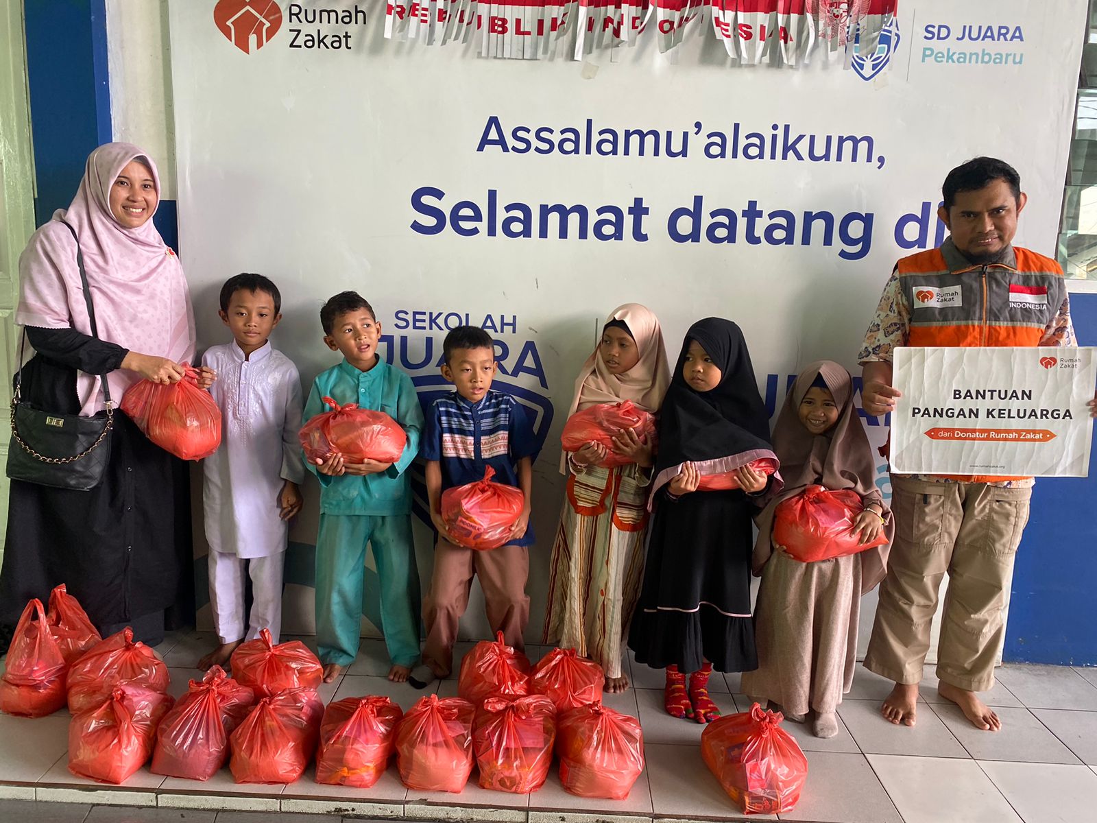 Rumah Zakat Salurkan Bantuan untuk 18 Peserta Didik Kurang Mampu di SD Juara Pekan Baru