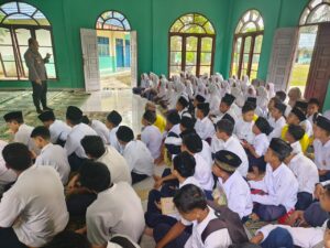 Kapolsek Kunto Sosialisasi Tentang UU Lalu Lintas, Kenakalan Remaja, Judi Online, Dan P4GN Di MTS Swasta Kunto Darussalam