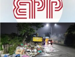 Totalitas PT EPP: Bersihkan Sampah Hingga Malam Demi Pekanbaru Bersih dan Nyaman. 