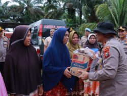Wakapolda Riau Tinjau Langsung Lokasi Banjir di Gunung Sahilan, Salurkan Bantuan Sembako dan Layanan Kesehatan!
