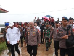 Wakapolda Riau Tinjau Warga Terdampak Banjir di Pelalawan
