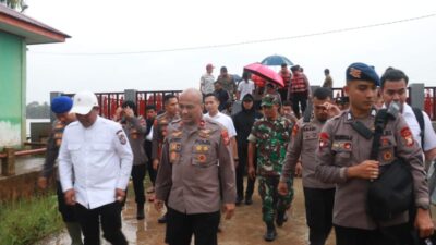 Wakapolda Riau Tinjau Warga Terdampak Banjir di Pelalawan