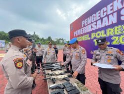 Kapolres Pimpin Lakukan Pemeriksaan Senjata Api Di Lapangan Mapolres