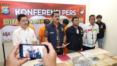 Direktorat Reserse Narkoba Polda Riau kembali melakukan pengungkapan 15 kilogram lebih ganja kering asal Sumatra Utara (Sumut). 