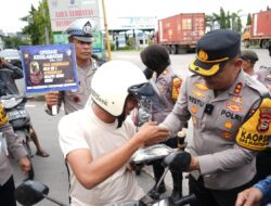 Berbagi dan Mengimbau, Kapolres Pelabuhan Makassar Turun ke Jalan Nusantara