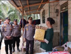 Kapolres Kampar Tinjau Lokasi Banjir di Desa Sukaramai, Salurkan Bantuan dan Himbau Masyarakat Tetap Waspada!   