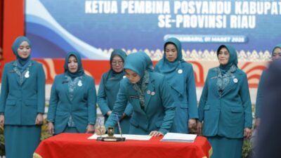 Henny Sasmita Wahid Lantik 10 Ketua TP PKK dan Ketua Pembina Posyandu di Riau