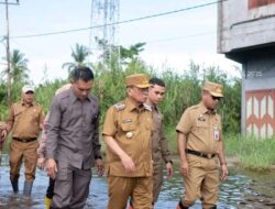 Bupati dan wakil Bupati H.Bistamam dan Jhony Charles tinjau wilayah yang tergenang banjir di kecamatan bangko