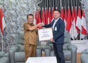 Dirut Bank Rohil menyerahkan laporan Deviden sebesar Rp.3,1 milyar lebih kepada Bupati Rohil H.Bistamam