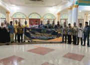 Wakil Bupati Jhoni Charles  bersama forci RPS  memberikan santunan kepada 60 orang Anak Yatim dan Bagikan Takjil gratis di Bangko pusako