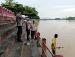 Polsek Kuantan Tengah Lakukan Pengecekan Debit Air Sungai Kuantan, Warga Diminta Tetap Waspada