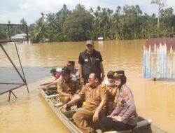 Kapolsek Kampar Dampingi Bupati dan Wabup Kampar Tinjau dan Bantu Warga Terdampak Banjir