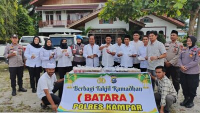 Polres Kampar Berbagi Kebahagiaan di Bulan Ramadan, Bagikan Takjil Gratis di Simpang Menanti!