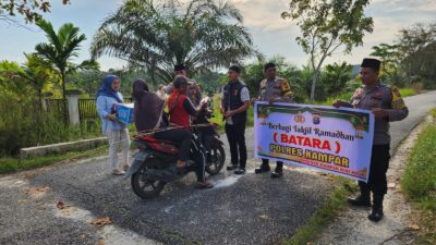 Wujud Nyata Peduli di Bulan Ramadhan, Polsek Kampar Kiri Hilir Berbagi Takjil Gratis