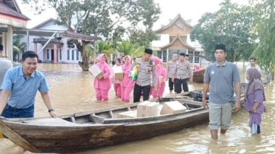 Polsek Siak Hulu dan Bhayangkari Peduli, Salurkan Bantuan Sembako untuk Warga Terdampak Banjir di Desa Buluh Cina!