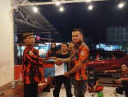 Ketua PAC pemuda Pancasila  Tanah putih,  Surgani menyerahkan SK secara langsung untuk pimpinan Ranting  yang baru desa Sintong yang terpilih secara aklamasi