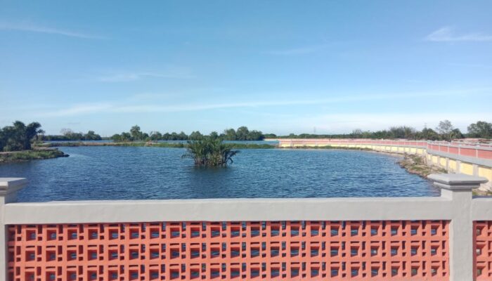 Danau Siobak menjadi salah satu destinasi wisata alam yang terletak di Paya Pasir, Medan Marelan yang kini telah rampung di revitalisasi pembangunan tanggul penanganan atas banjir Rob Belawan dan kini memasuki masa pemeliharaan. Penanganan revitalisasi Danau Siombak merupakan tahap awal sepanjang 1.350 meter