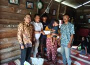 PLT Kadisos Zaiful Alam Jaya Putra SKM Memberikan bantuan langsung kepada keluarga korban yang diterkam buaya di pekaitan
