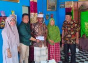 Tanpa bertele tele,PLT Kadisos Zaiful alam jaya langsung berikan bantuan kepada keluarga korban yang diterkam buaya di teluk pulau hilir
